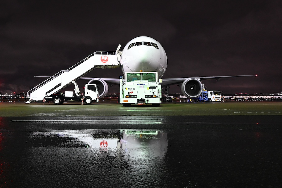 JA732J parked at Haneda before retirement
