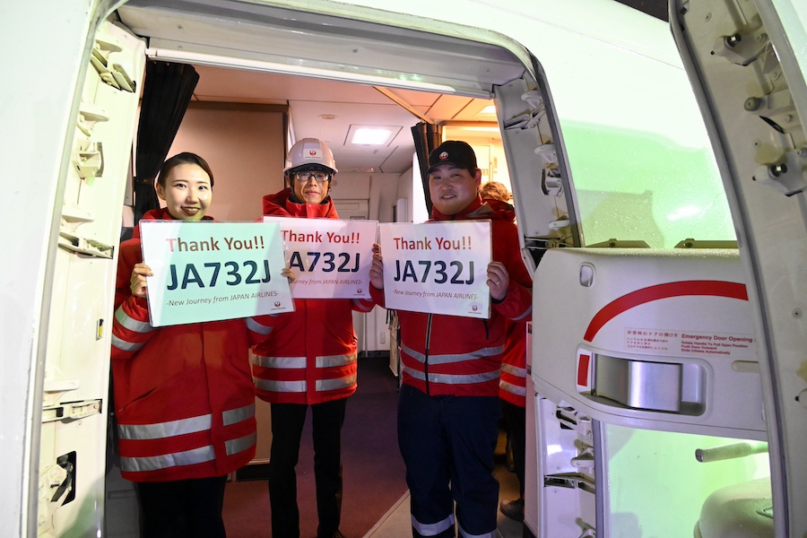 JAL staff involved with JA732J sale and ferry flight