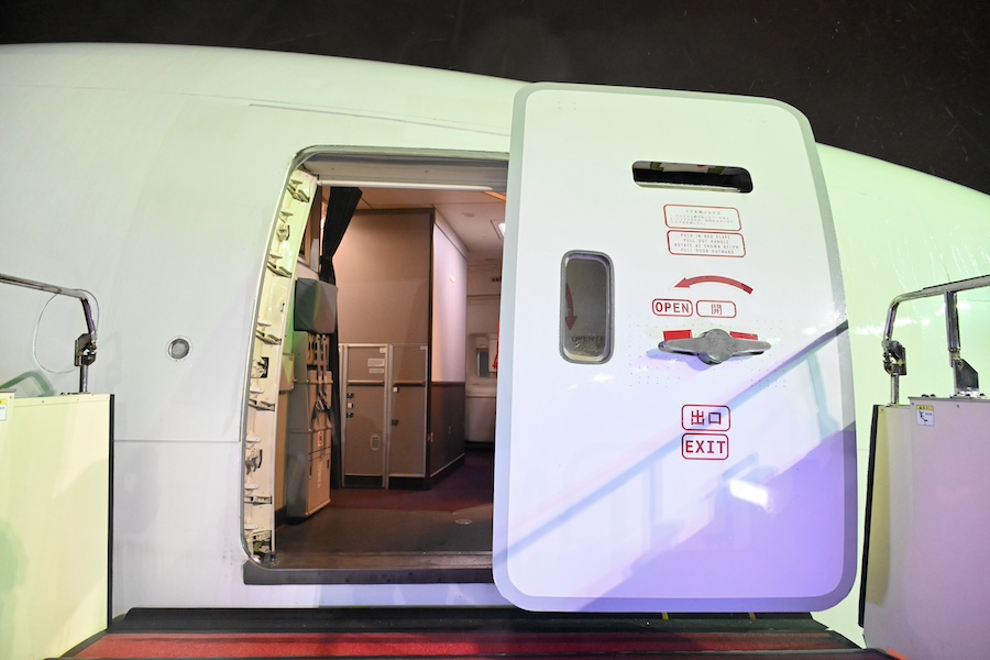 JA732J taxiing at Haneda