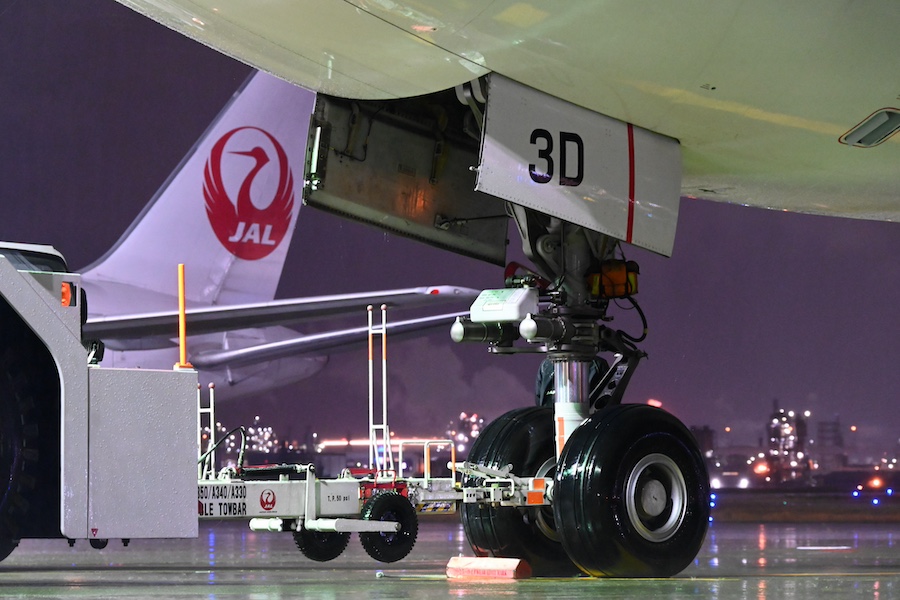 JA732J on the taxiway before departure