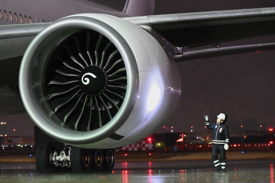 JA732J taxiing in the rain