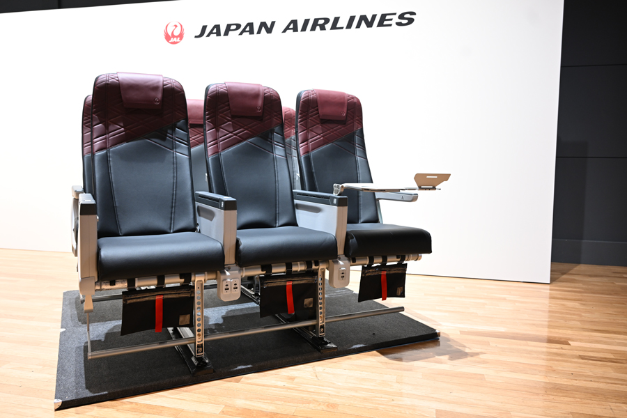 Japan Airlines Boeing 737-8 new economy seat