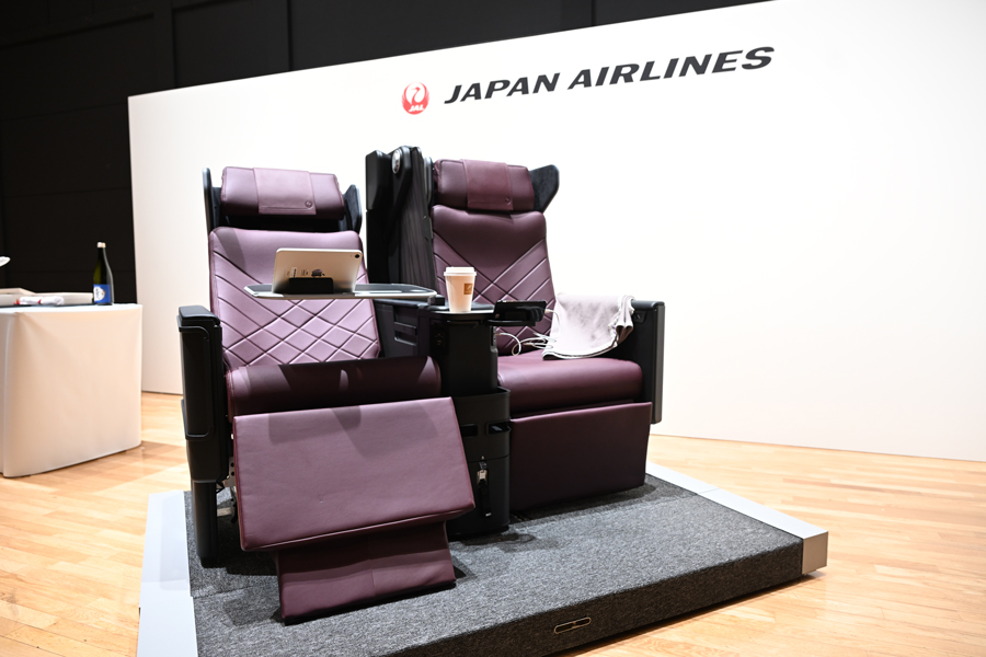 JAL Unveils New Boeing 737-8 Cabin with Domestic First Class