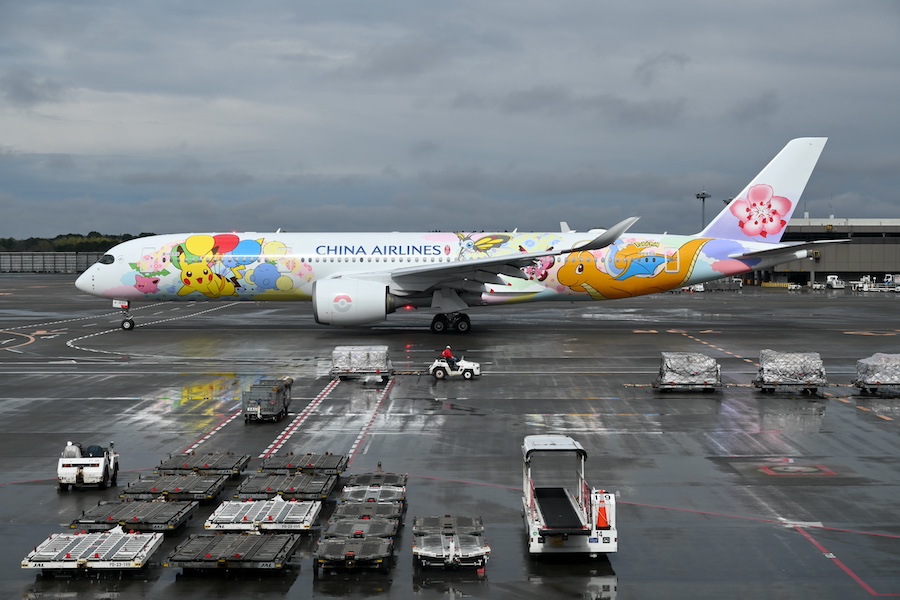 Pikachu Jet CI2 commemorative gifts such as pens and sticky notes