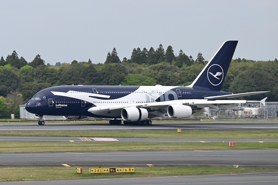 Lufthansa A380 tail and special crane design