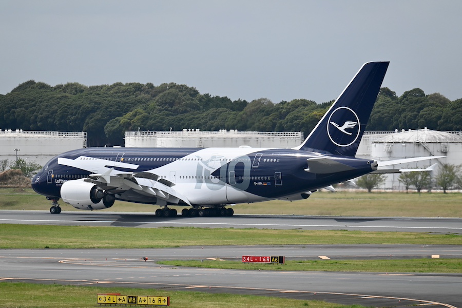 Asiana Airlines A380 and ANA FLYING HONU with Lufthansa A380