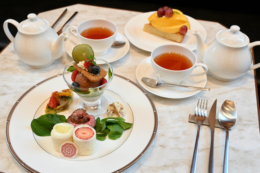 Seating area next to Tokyo Station Gallery