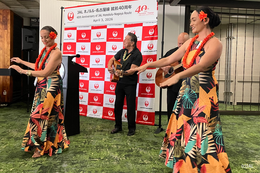 Commemorative gifts for the 40th anniversary of JAL’s Nagoya–Honolulu route
