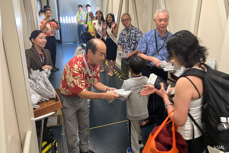 JAL Nagoya–Honolulu 40th anniversary celebration at the airport
