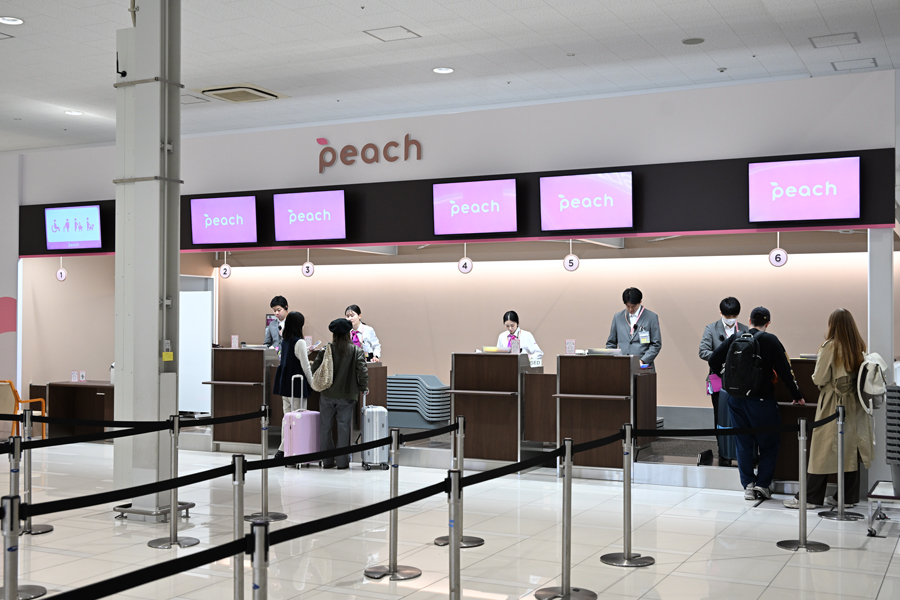 Universal design counter at Peach Aviation Kansai Terminal 2