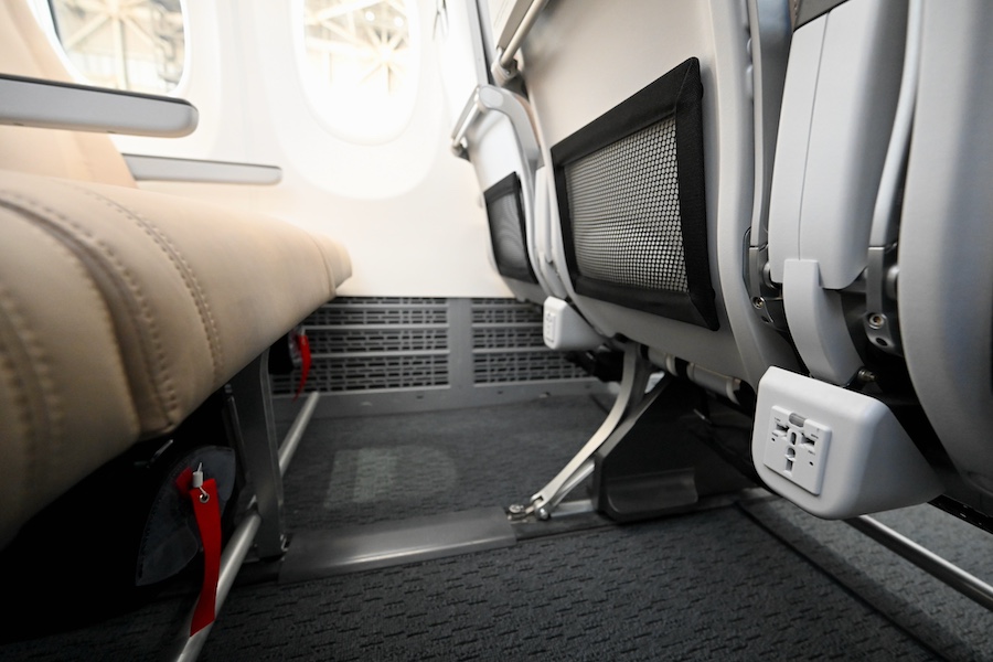 Skymark 737-8 seat power outlets