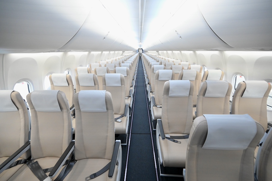 Skymark 737-8 cabin overview