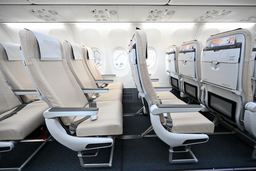 Skymark 737-8 Recaro slimline seats