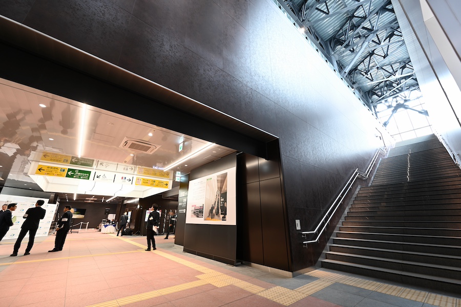 Stairs connecting the 3rd-floor concourse and 5th-floor platform