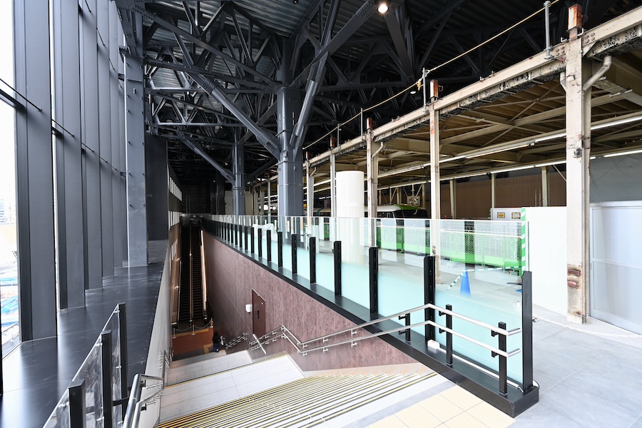 Stairs from the 3rd-floor concourse up to the 5th-floor platform at Hamamatsucho Station