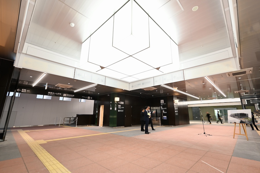 Concourse inside the ticket gates of the new Hamamatsucho Station building
