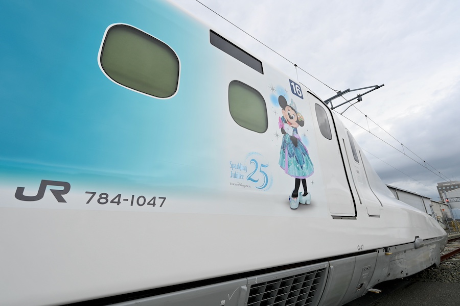 Jubilee Blue livery on the car body