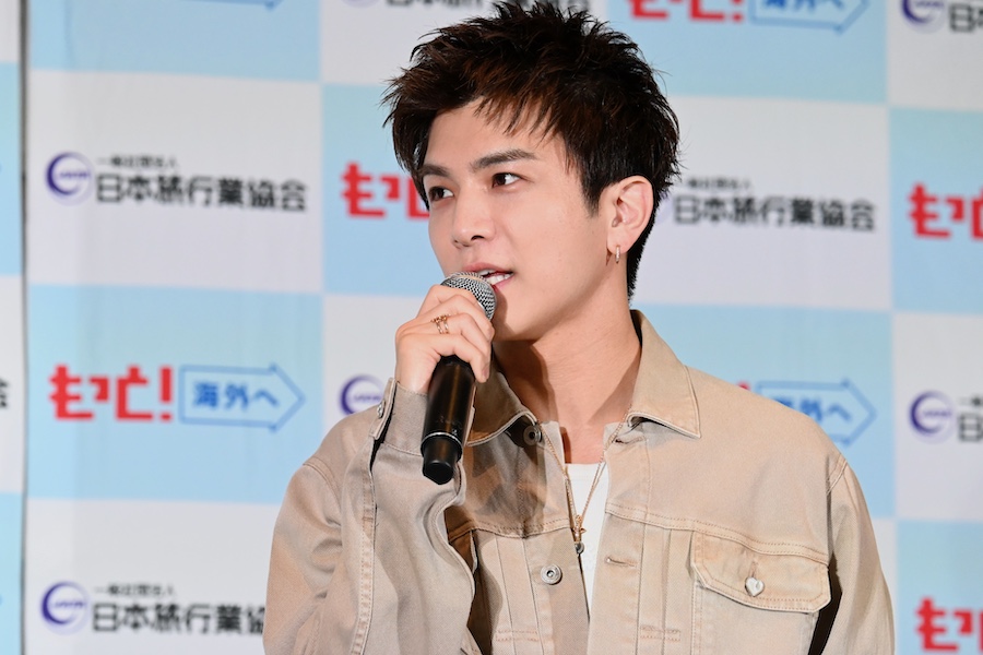Takanori Iwata receiving a world map as a prize