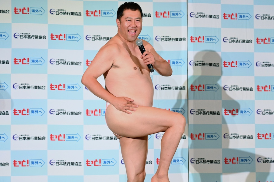 Comedian Tonikaku Akarui Yasumura appearing as the cheap passport character