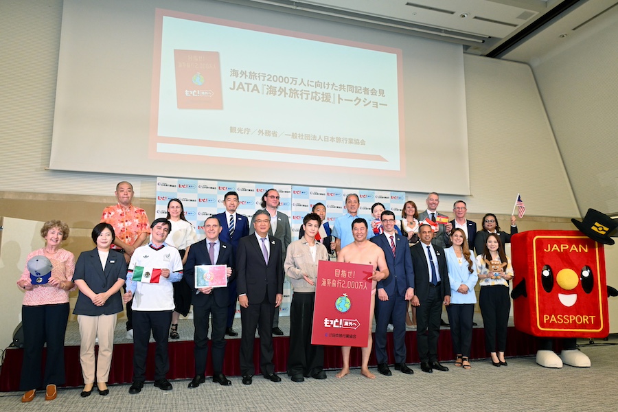 Commemorative photo at the JATA passport fee reduction event in Japan