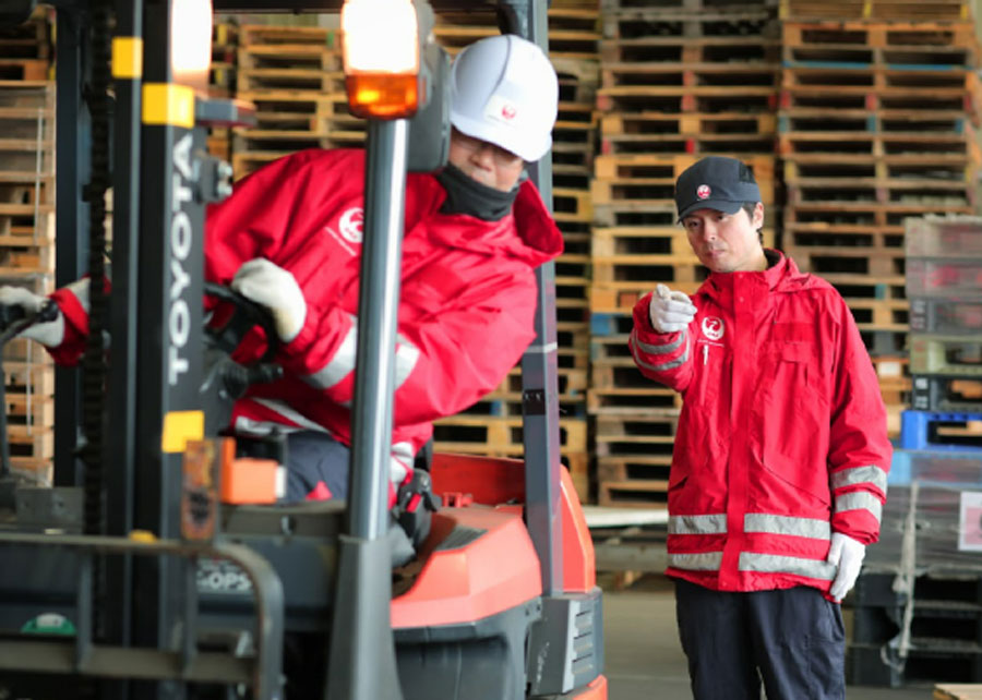 JAL Cargo Handling Certified as Registered Forklift Training Institution, First in Japan’s Aviation Industry