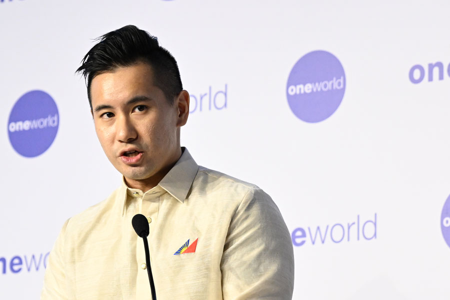 Executives of Philippine Airlines and oneworld
