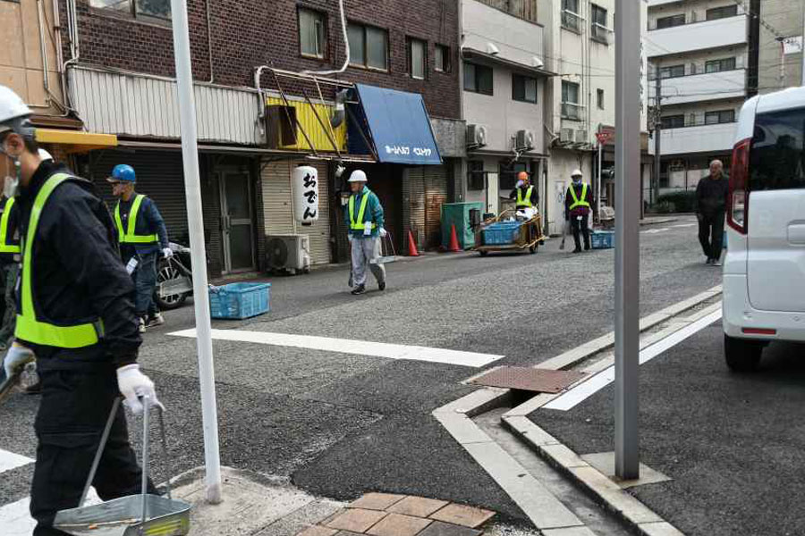 Street in Nishinari and cleaning workers on patrol