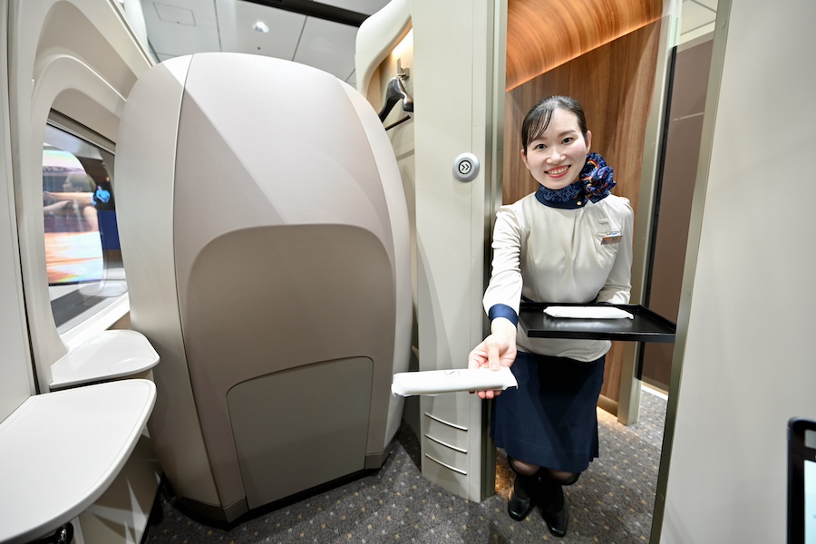 JR Central Unveils Supreme Class Seat Mock-Up for Tokaido and Sanyo Shinkansen JR Central Unveils Supreme Class Seat Mock-Up for Tokaido and Sanyo Shinkansen