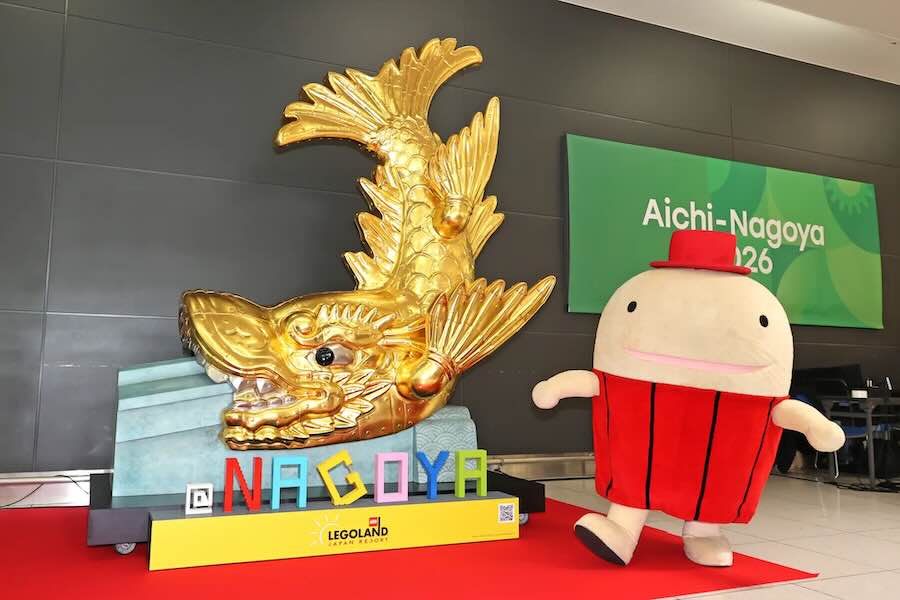 Life-Size Golden Shachihoko Photo Spot Opens at Chubu Centrair Airport Life-Size Golden Shachihoko Photo Spot Opens at Chubu Centrair Airport